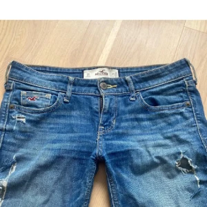 Blå jeans från Hollister - Snygga jeans från hollister med hål😇 innerbenslängd 79 och midjemått 39