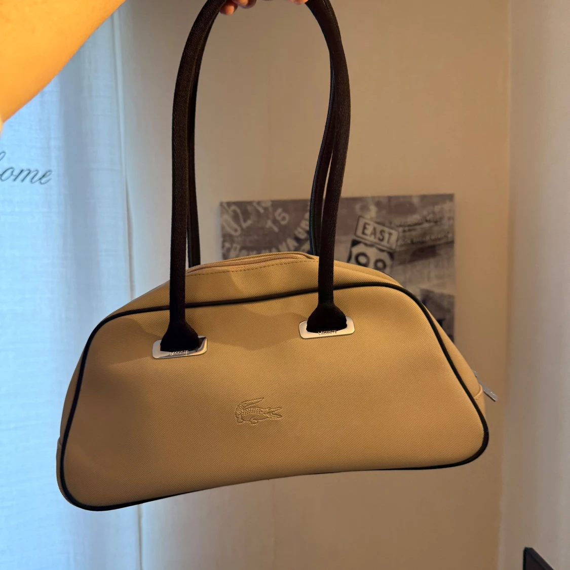 Beige handväska från Lacoste