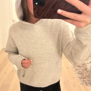 Grå hoodie från Gina  - Jätte fin ny hoodie från Gina