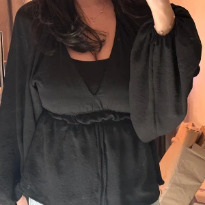 Svart blus  - Från Asos i strl 34 men passar mig som har allt från S-M. Aldrig använd