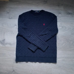 Polo Ralph lauren kabelstickad tröja - Tjena, säljer en mörkblå Polo Ralph lauren tröja på grund av att den inte kommer till användning. Finns ett litet hål i den men märks knappt när man har på. Det maximala jag kan gå ner är 100 kronor.