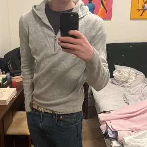 Grå hoodie från Jack & Jones - Säljer en stilren grå hoodie från Jack & Jones med dragkedja och huva! Köptes för 500kr i butik | Mitt pris: 249kr 😊 Pris kan diskuteras vid snabbt köp, använd sparsamt! 🤑