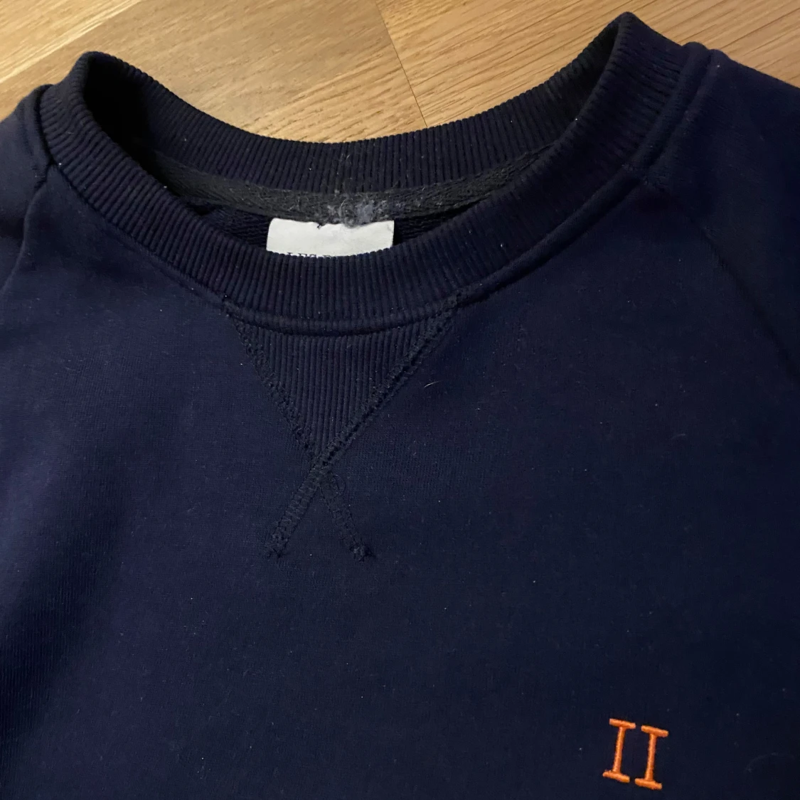 Mörkblå sweatshirt med broderad detalj - 1
