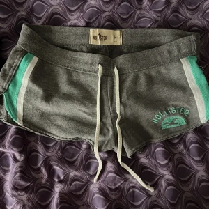 Gråa hollister shorts - Säljer mina knappt använda hollister shorts i ett mycket bra skick! Kontakta gärna för frågor eller fler bilder 🥰vid snabb affär kan pris diskuteras 