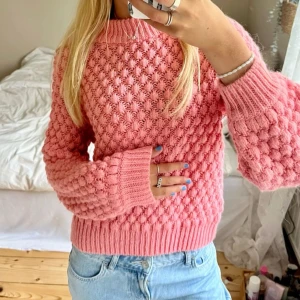 Stickad tröja - säjer denna stickade tröja, väldigt skön och snygg. skriv om ni undrar något!💕