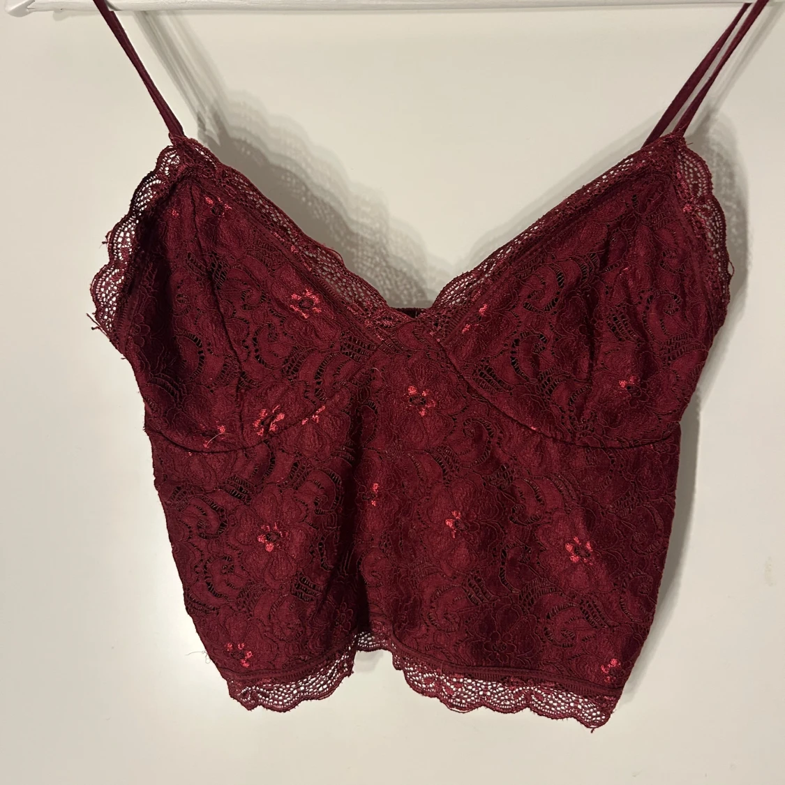 Vinröd spetslinne från BikBok