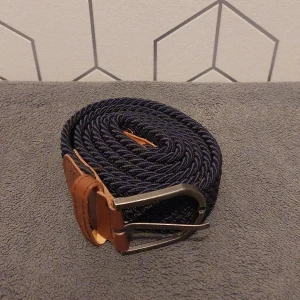 Flätat Bälte I Mörkblå - Storlek 110 cm. Skick 9/10