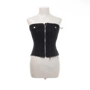 Svart tubtopp från Zara - Snygg svart tubtopp från Zara med dragkedja framtill och fransiga kanter. Storlek s