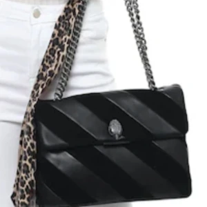 Kurt Geiger väska i mocka/skinn - Snygg svart väska från Kurt Geiger i skinn och mocka i fint skick. 