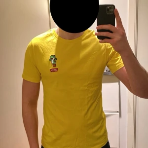 Levi’s x Super Mario T-shirt – Yoshi Design  - Levi’s x Super Mario T-shirt – Yoshi Design A t-shirt from the Levi’s x Super Mario collection featuring an awesome Yoshi design! It’s only been tried on, so it’s in almost new condition. Size: S (Also fits M) Design: Yoshi (Super Mario) Condition: 9/10 – Almost like new! Brand: Levi’s x Super Mario – a unique collaboration! Why you’ll love it: * Super cool design that stands out. * Stylish and comfortable, perfect for gaming fans and Levi’s lovers. * Timeless design that’s easy 