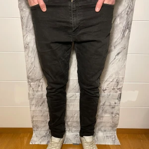 Levis 511 jeans - Levis 511 slimfit | skick: 8/10 | W 31 | Ny pris: 1300kr | mitt pris: 390kr | pris kan diskuteras | hör av er vid mer frågor// Torslanda Closet