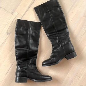 Svarta stövlar  - Snygga svarta stövlar från Zara! Mycket bra skick! 