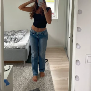 Zara jeans - Säljer dessa fina mid Rise jeans från Zara i en straight fit. Fint skick! Orginalpris: 399kr
