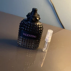 Valentino parfym i svart flaska - Snygg parfym från Valentino i en svart, nitat flaska. Flaskan har en lyxig och edgy design med en praktisk sprayfunktion. Perfekt för den som vill ha en doft med attityd. Om du vill kan man få 9 mil för 150 kr
