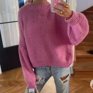 Rosa stickad tröja - Säljer en mysig rosa stickad tröja med långa ärmar. Fråga om egna bilder om ni vill🥰 passar både xs, s och m
