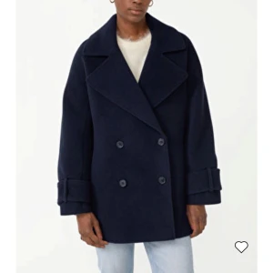 Mörkblå kappa - Intressekoll på min favorit kappa!! Köpt för 2800kr från &otherstories! Använt den väl, men den är fortfarande i gott skick då det är en ullkappa! Pris kan diskuteras!💗🙌🏻