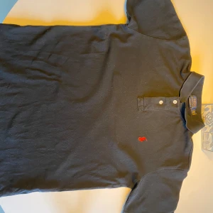 Svart polo Pike - Tja! Säljer nu min jätte snygga polo pike! Den säljs pga att den inte kommer till användning längre, fick den i julklapp och är använd max 10 gånger. Pris kan såklart diskuteras med snabb affär☺️.Om ni har eventuella frågor eller vill ha mer bilder är det bara och höra av sig🤗