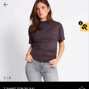 Brun topp - Snygg brun t-shirt topp med korta ärmar och rynkade detaljer på sidorna. Helt ny med prislapp kvar från lager 157, köpt ny för 100 kr💓