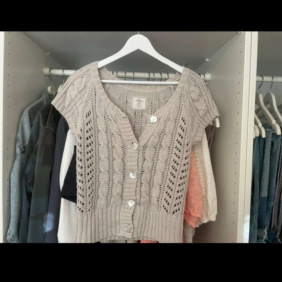 Beige stickad kofta med knappar - 1