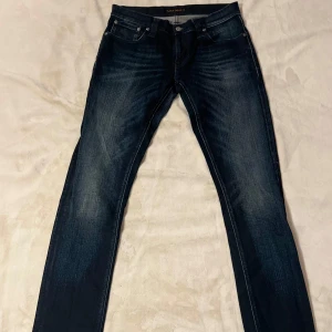 Nudie Jeans - Mörkblåa Nudie Jeans, Storlek W30/L30, Bra Skick, Nypris 1500kr