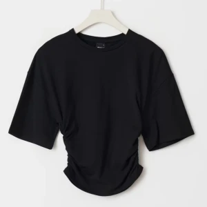 Svart topp från Gina tricot - Superfin topp/t shirt ifrån Gina tricot, knappt använd. Nypris: 259