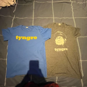 2 PACK TYNGRE TISHOR💪 - Säljer två t-shirts från Tyngre. Tighta i armarna och skönt material. Måttligt skick hör av er för fler frågor 