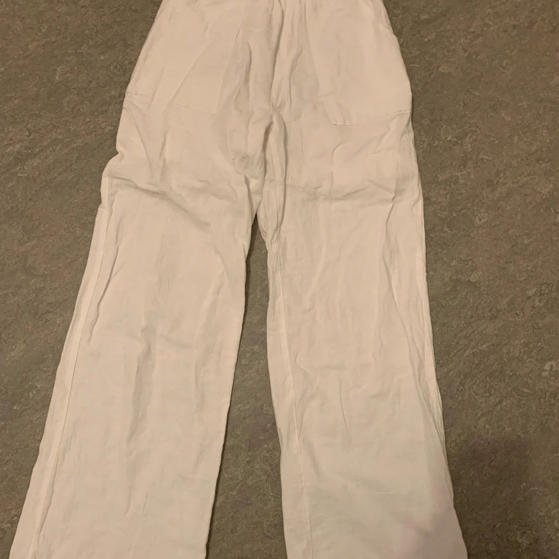 Vita linnebyxor med elastisk midja