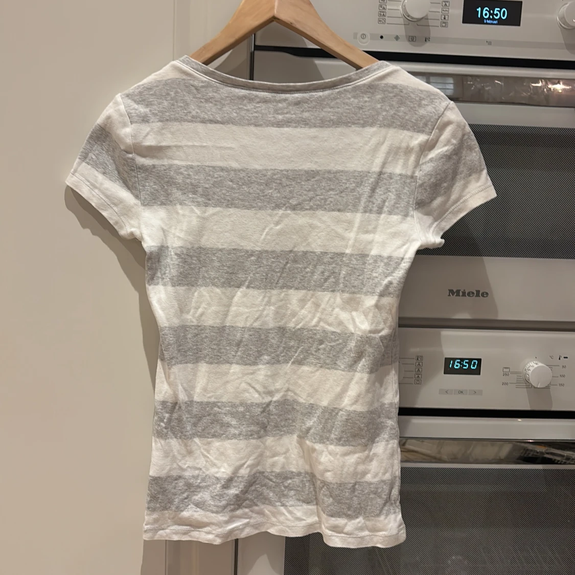 Grå- och vitrandig t-shirt från Tommy Hilfiger - 1