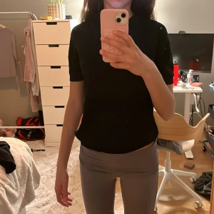 Svart topp från Lindex - Säljer en stilren svart topp från Lindex i storlek XS.