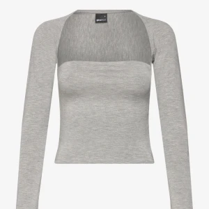 Grå långärmad topp från Gina  - Snygg grå långärmad topp från Gina Tricot. Toppen är i storlek M i perfekt skick då den är oanvänd💕