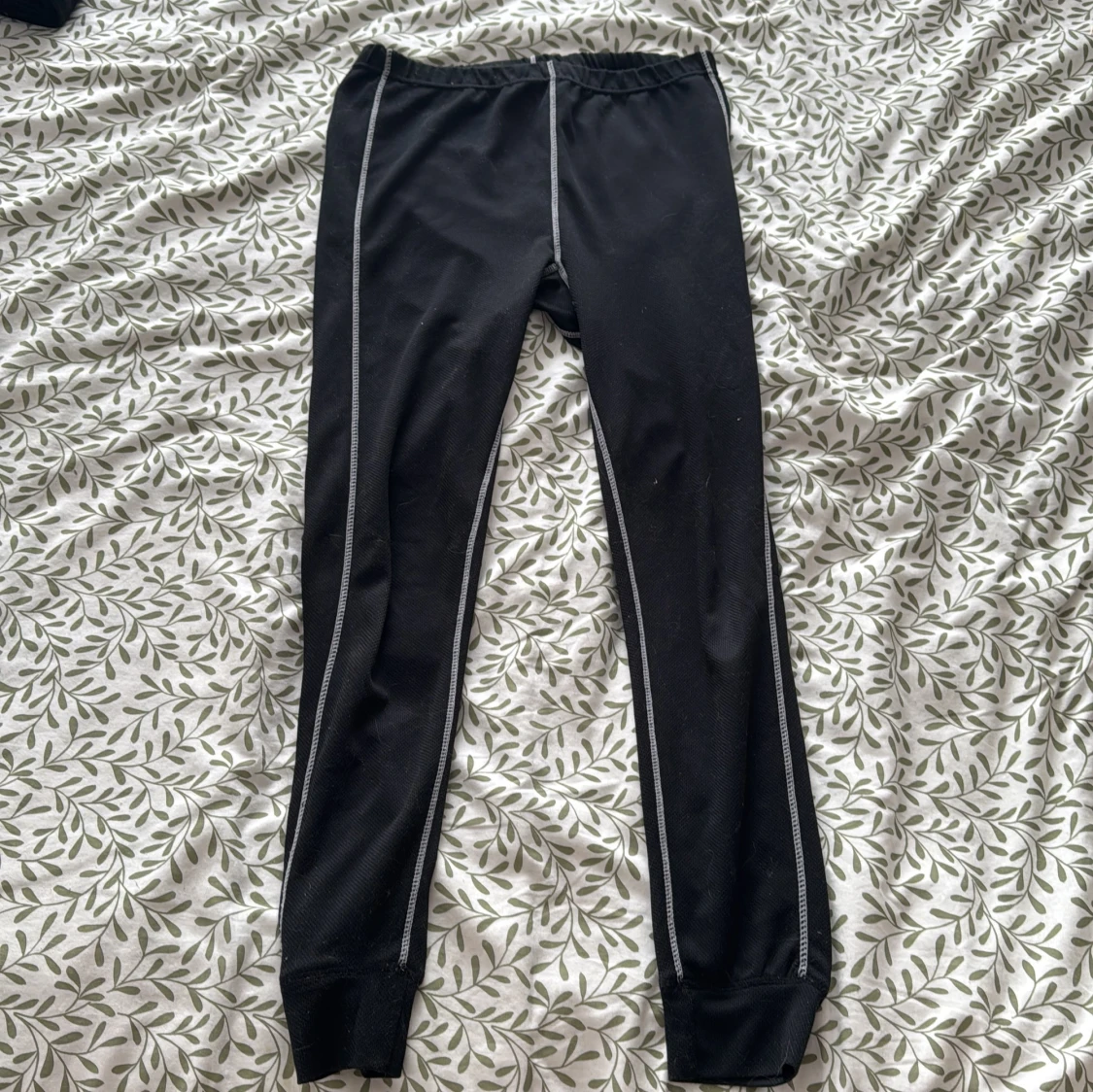 Svarta leggings med kontrastsömmar