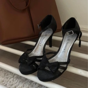 Svarta klackar stl 40 - Snygga klackar från C&A, köpta på Sellpy Använda men i riktigt bra skick, lite dammiga då de inte använts av mig på något år. Storlek 40