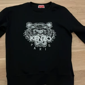 Svart tröja från Kenzo  - Säljer nu min svarta sweatshirt från Kenzo på grund av att jag aldrig använder den. Tröjan är i utmärkt skick utan några defekter.                   Priset går stt diskuteras ❗️❗️❗️