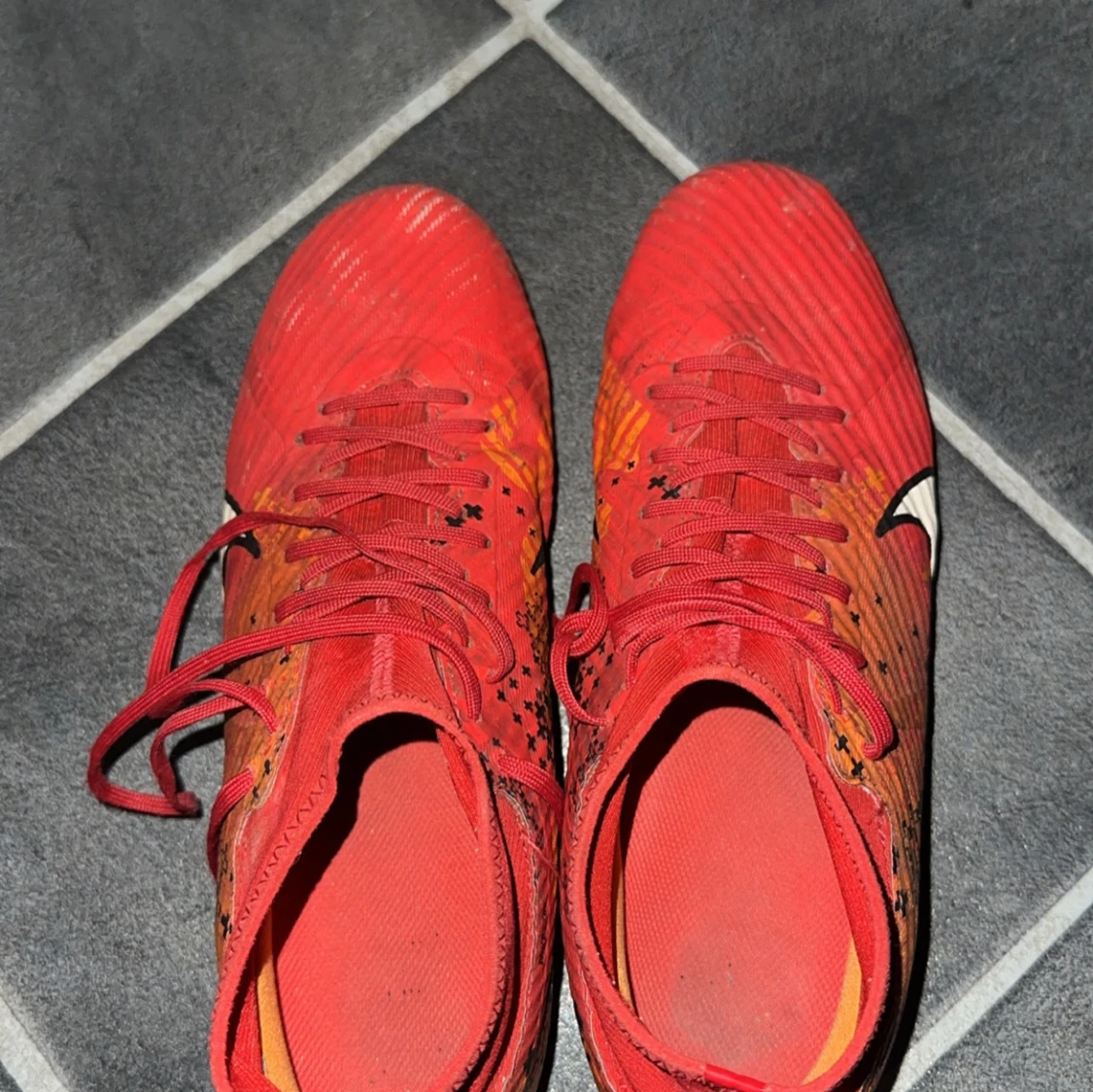 Röda fotbollsskor från Nike - 4