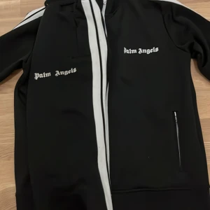 Svart Palm Angels tracksuit  - Säljer nu min svarta Palm Angles tracksuit eftersom den inte passar och bara ruttnar i garderoben. Tracksuiten är i storlek S men passar även M.Tracksuiten är i perfekt skick då den inte används.                                                                Priset kan diskuteras vid snabb affär ❗️❗️❗️