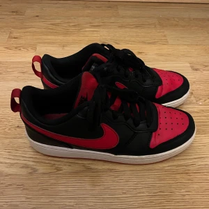 Svart och röd Nike skor - Snygga svarta och röda Nike skor. De är i storlek 38. Använda under ett år men kommer inte till användning längre. Fortfarande i bra skick.