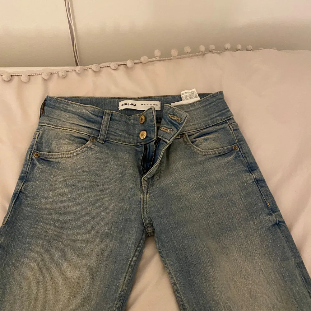 Snygga bootcut low waist bershka jeans med dubbel knapp. Säljer pga att det inte kommer till användning och är i mycket mycket bra skick då den är använd 1-3 gånger med inga defekter. Jeansen är ganska stretchiga och bra i längden.. Farkut & Housut.