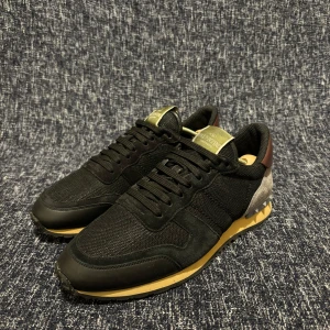 Valentino Rockrunners - Säljer ett par grymt feta rockrunners i stl 41 ! Skorna är i mycket bra skick , utan några defekter ! Endast skorna medföljer vid köp ! Vid minsta frågetecken är det bara att höra av sig ! DM vid intresse ! 