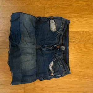 Blå jeanskjol med volanger - Supersnygg jeanskjol med volanger som tyvärr är för liten🥹🥹 Den är i storlek 38 men är liten i storleken, är lite för liten för mig som har storlek 34