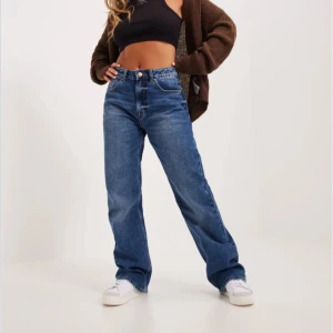 Blå jeans från JDY - Snygga blå jeans från JDY med hög midja. Knappt använda. Nypris 530kr. Perfekta för en casual look 💓