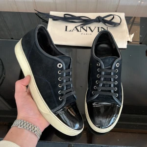 Lanvin - Säljer dessa sjukt fräsha lanvins i färgen navy blå! Storlek uk7 vilket motsvarar 41-42! Skick 8,5/10! Hör av dig vid minsta fundering!🤩
