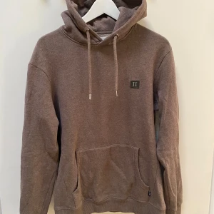 Hoodie - Säljer denna snygga bruna hoodie i 100 % bomull från Les Deux. Storlek M men är lite mindre i storlek så mer som storlek S. Bra skick.