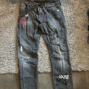 Dsquared2 jeans  - Ganska unika d2 jeans som tyvärr aldrig passade mig. Är storlek 46. Bara att kontakta mig om det är några frågor 