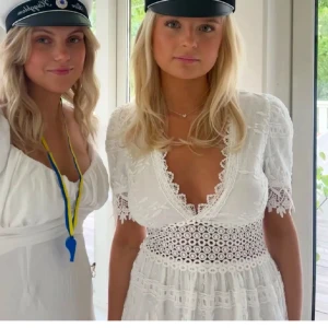 Vit spetsklänning med v-ringning - Vit klänning med vacker spets och v-ringad. (Lånad bild) den är perfekt till studenten 