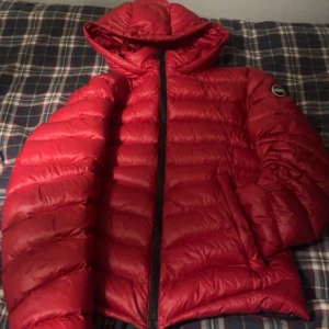 Röd dunjacka Colmar  - Säljer denna unika jacka från Colmar. Väldigt luftig av sig satt den passa borde värme och kyla! Det är storlek S i den men kan passa XS också! Några små defekter på den tyvär men inget som förstör helheten! Pris kan diskuteras🤝🏼 