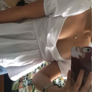 Vit och ljusblå blus från NAKD - Söt blus från NAKD i både vit och ljusblå färg. Blusen har korta puffärmar och en omlott-design framtill. Den är tillverkad i ett lätt och luftigt material, perfekt för varmare dagar 💓