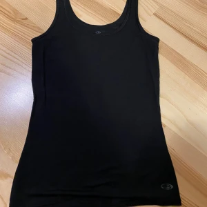 Linne i merinoull, Icebreaker - Säljer en svart linnetopp från Icebreaker i merinoull. Perfekt för lager-på-lager eller som en enkel topp. Fint skick! 