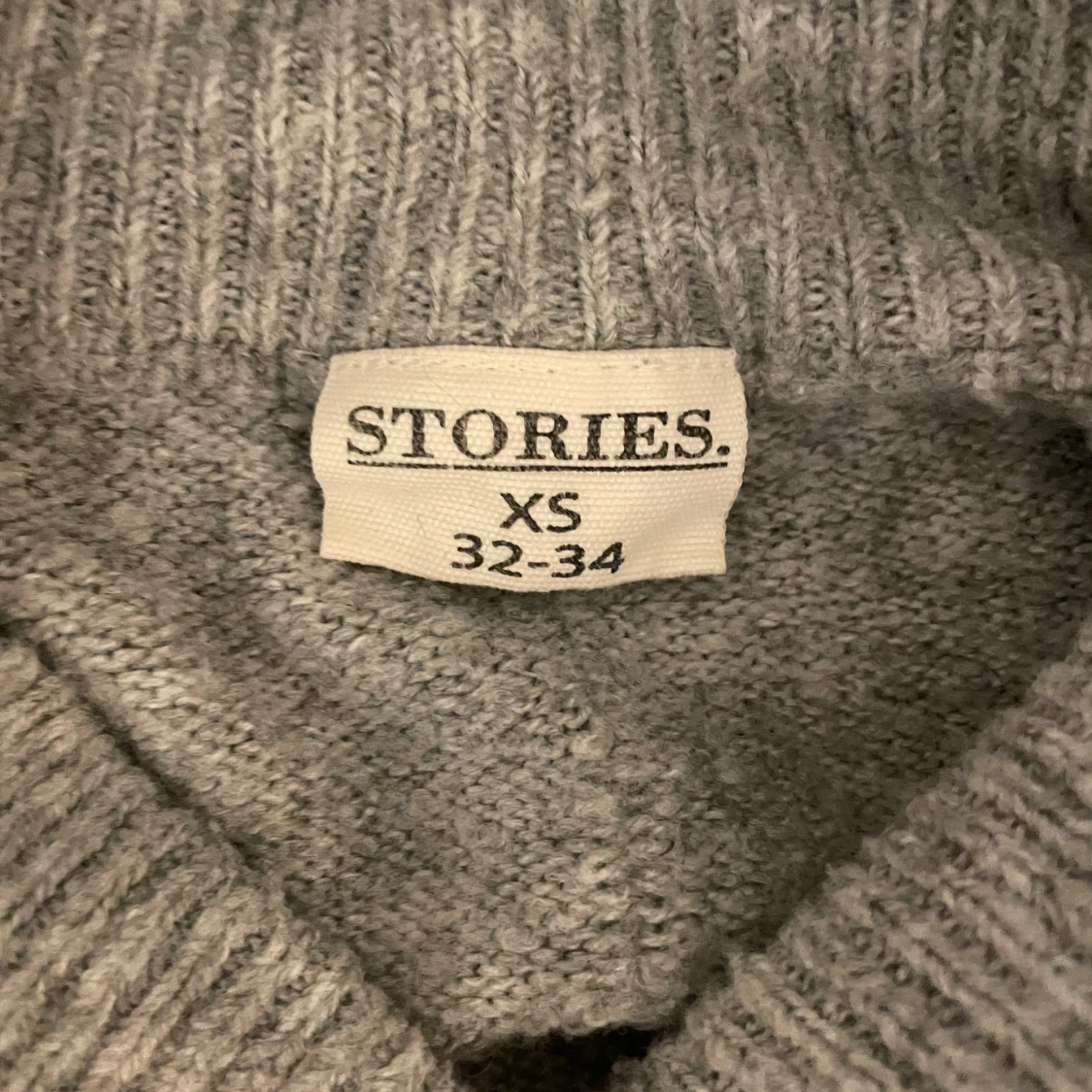 Grå stickad tröja från Stories - 3