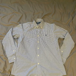 ljusblå Ralph Lauren skjorta  - Ralph lauren skjorta i storlek M. Inga tecken på användning och nypris ligger på 1599kr.