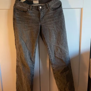Gråa lågmidjade jeans - Snygga gråa lågmidjade jeans från Abrand Jeans i modellen A 99 Low Straight. Super snygga och jättebra passform